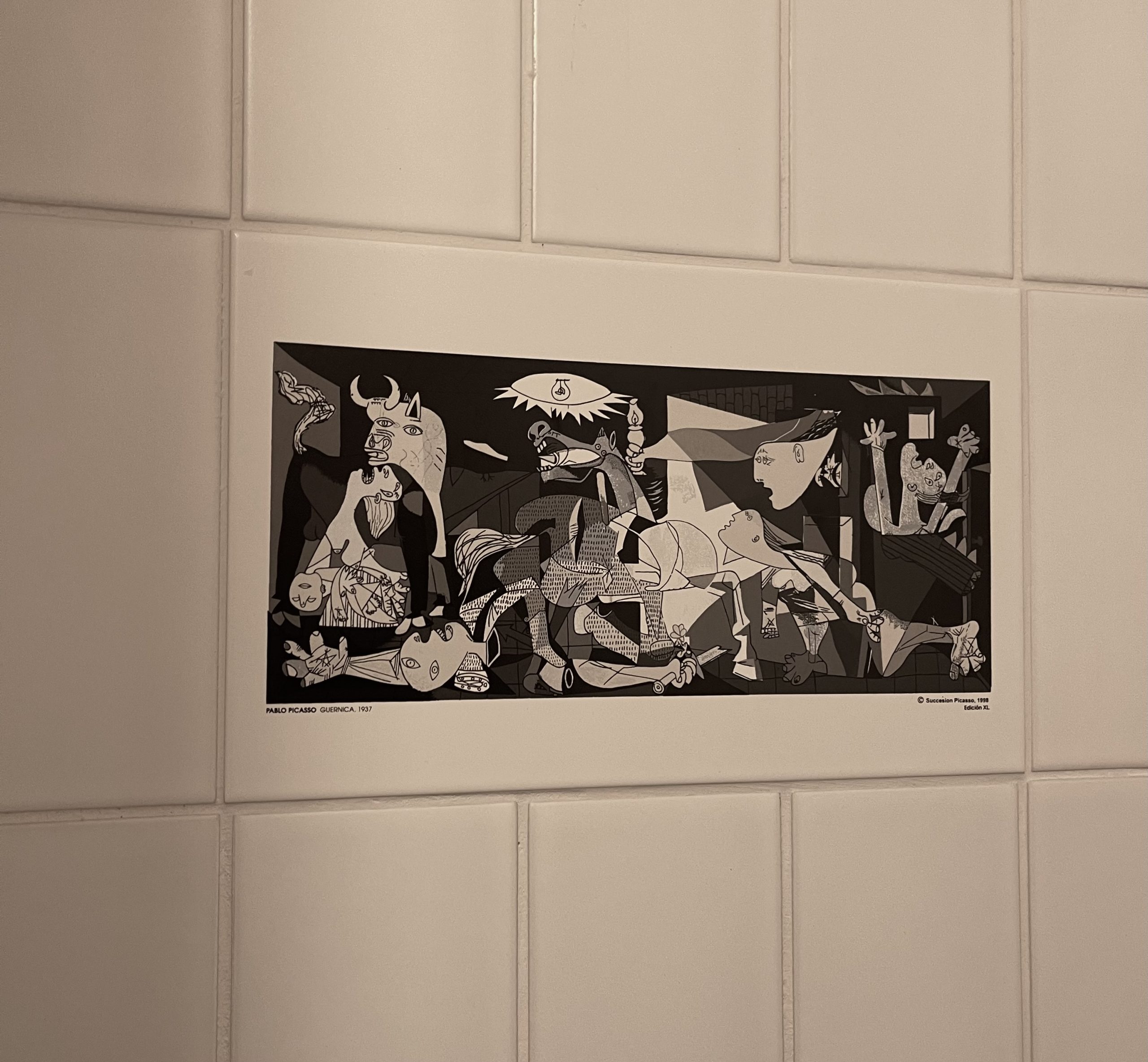 WC:n kaakelissa kuvitus; Pablo Picasso: Guernica (1937)